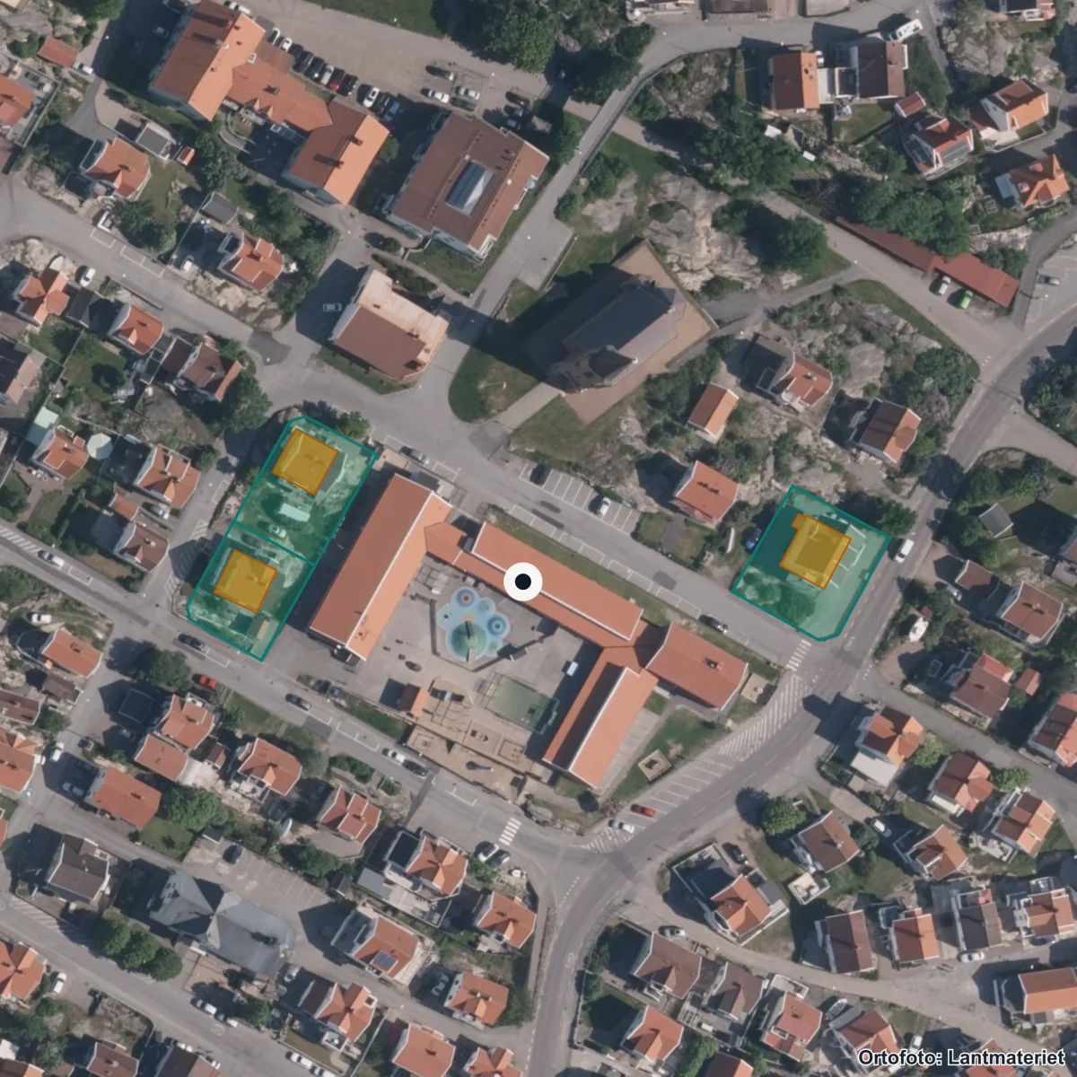 Flygbild över Smögens skola, ortofoto från Lantmäteriet
