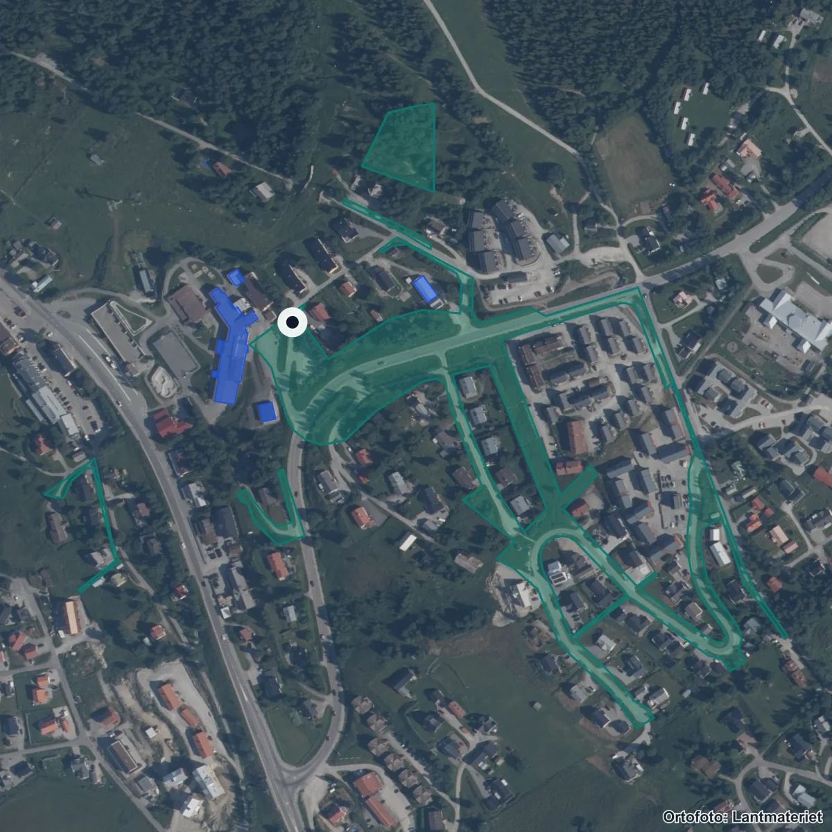 Flygbild över Funäsdalens skola, ortofoto från Lantmäteriet