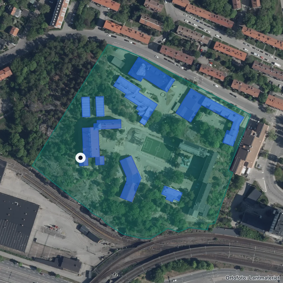 Flygbild över Alviksskolan, ortofoto från Lantmäteriet