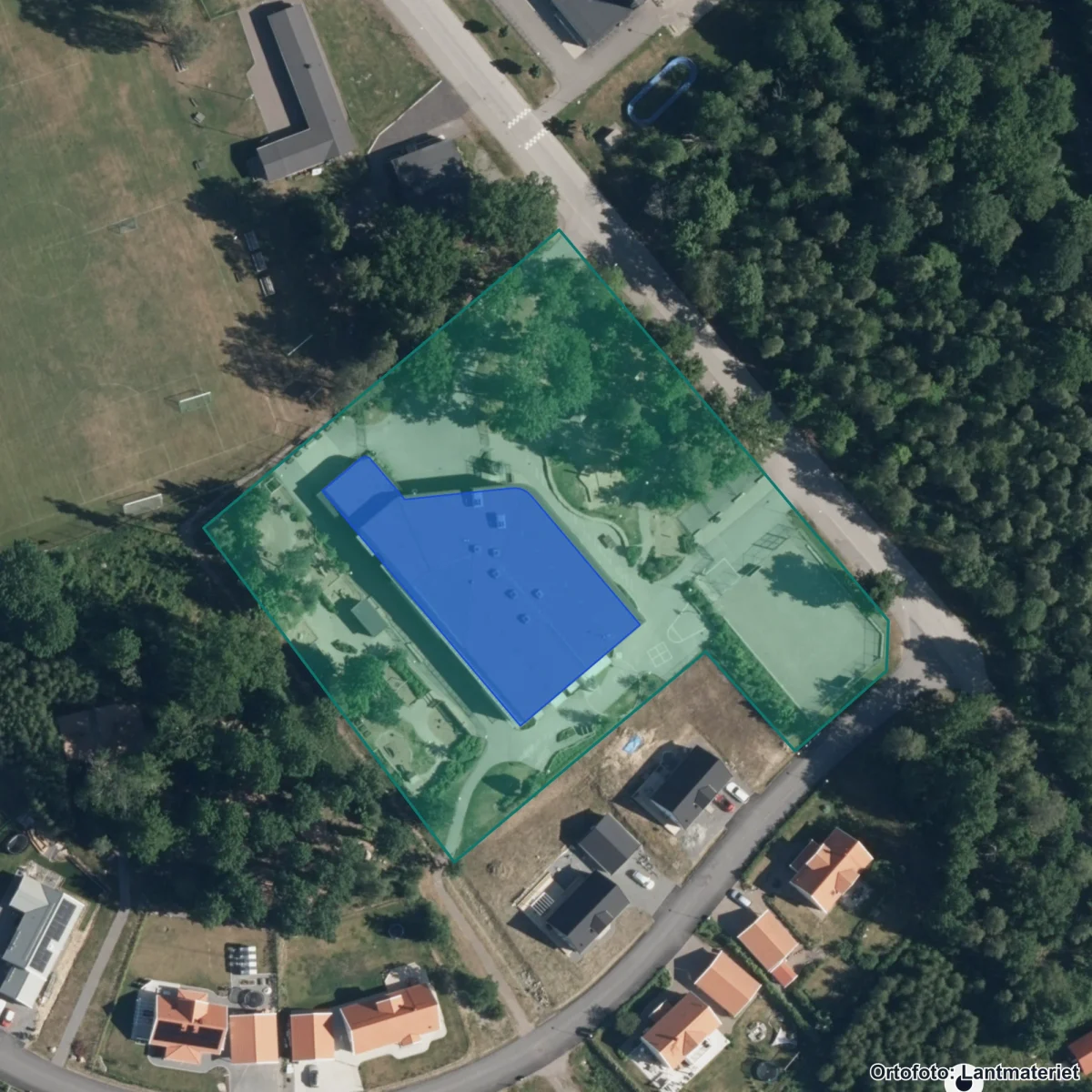 Flygbild över Brokinds skola, ortofoto från Lantmäteriet
