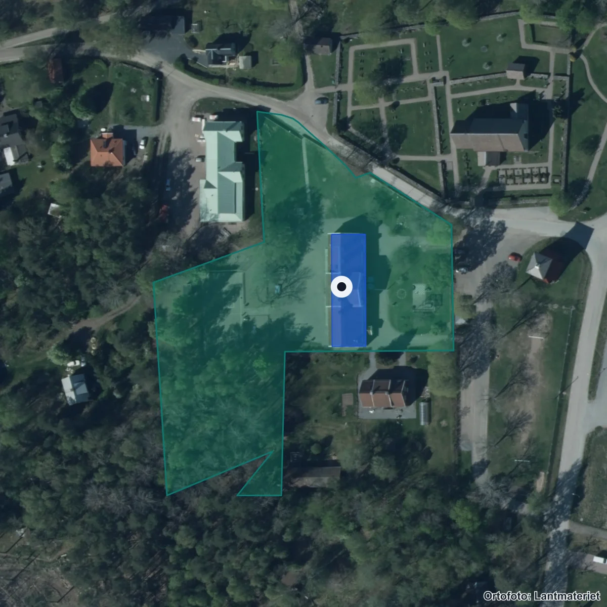 Flygbild över Stavby skola, ortofoto från Lantmäteriet