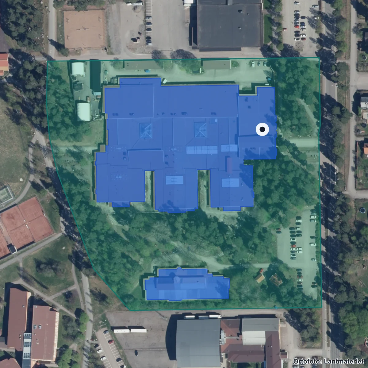 Flygbild över Lugnetgymnasiet, ortofoto från Lantmäteriet
