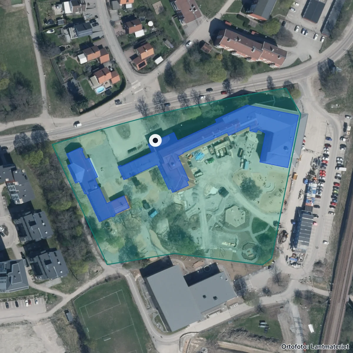 Flygbild över Emausskolan, ortofoto från Lantmäteriet