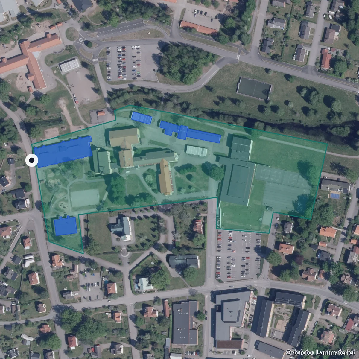 Flygbild över Bjurbäcksskolan F-6, ortofoto från Lantmäteriet