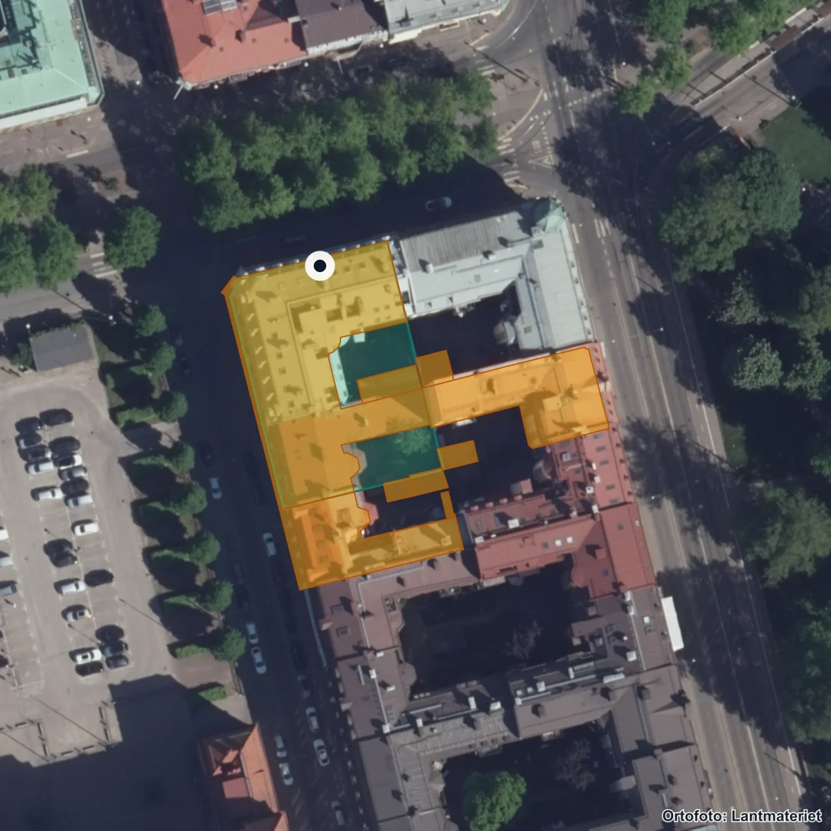 Flygbild över Montessoriskolan Centrum, ortofoto från Lantmäteriet