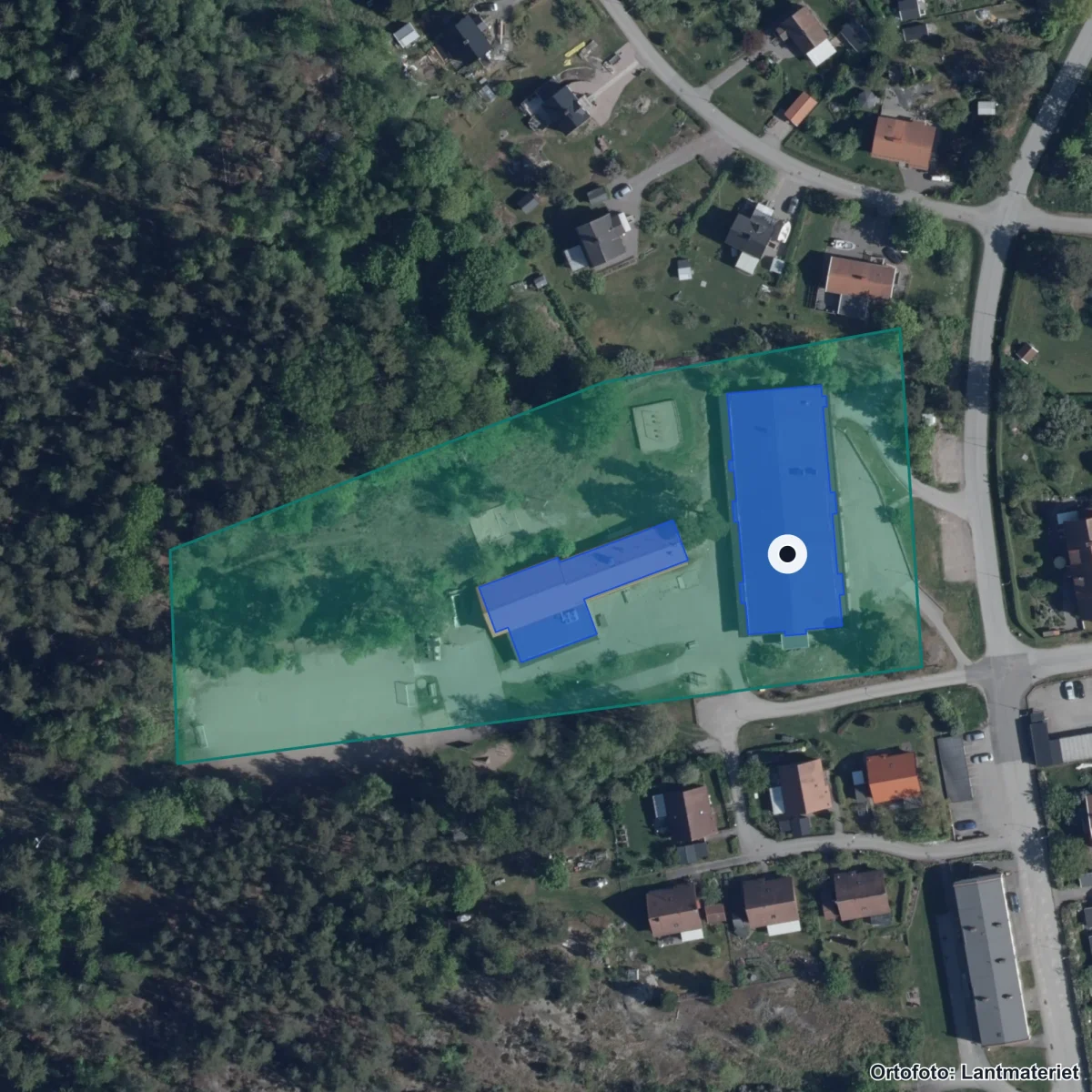 Flygbild över Nävekvarns skola, ortofoto från Lantmäteriet
