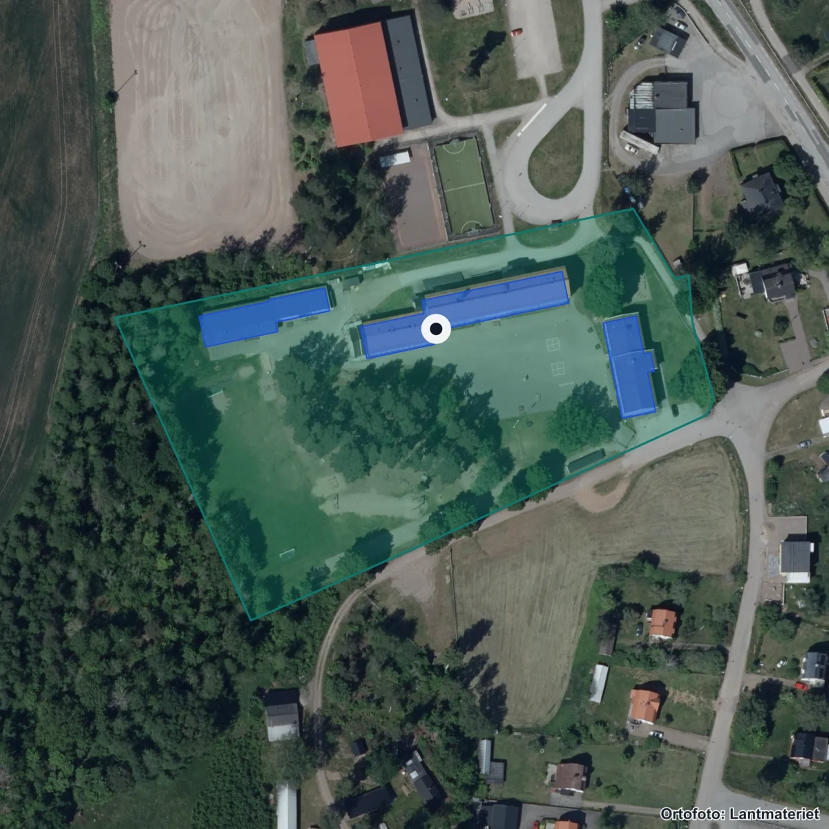 Flygbild över Emådalskolan, ortofoto från Lantmäteriet