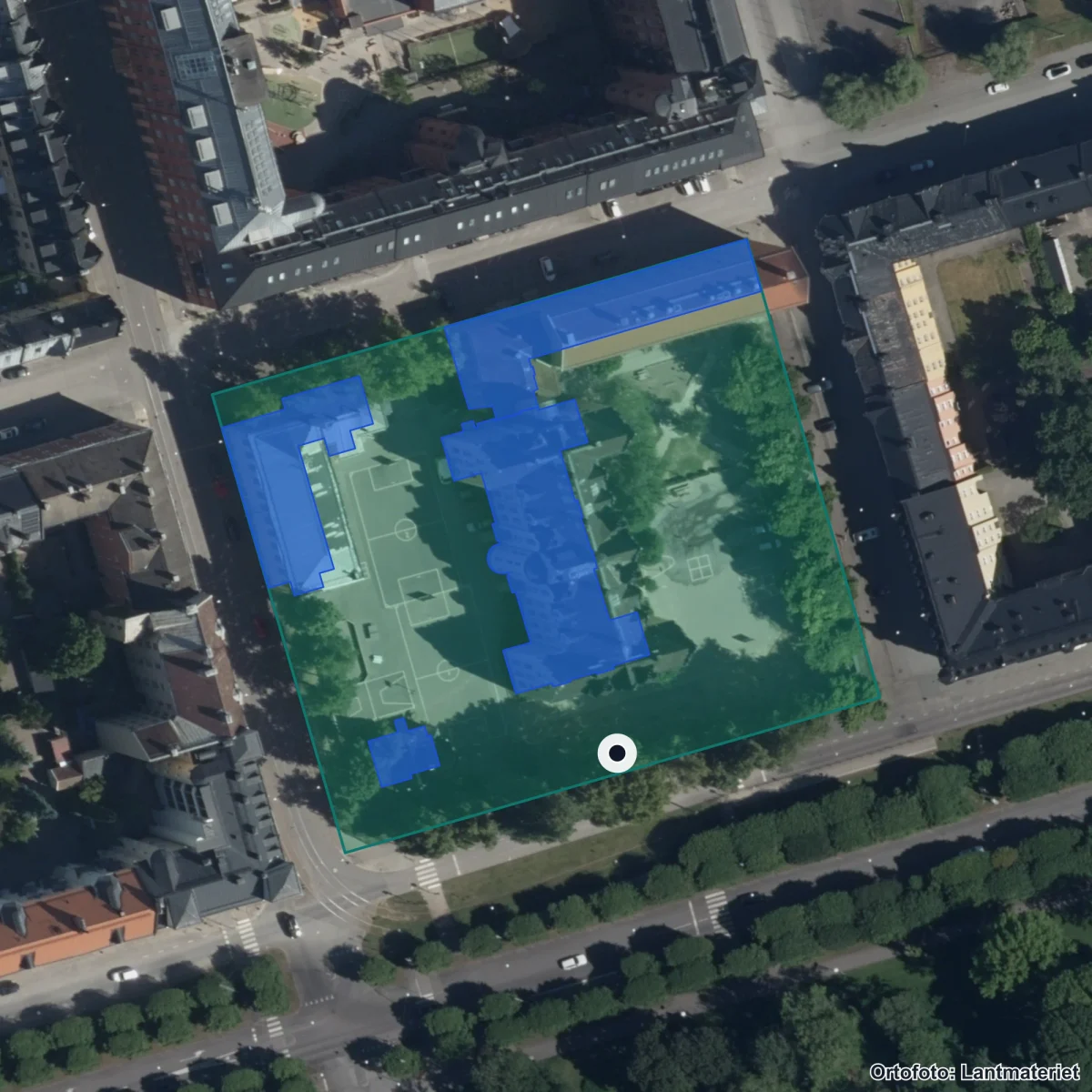 Flygbild över Matteusskolans anpassade grundskola, ortofoto från Lantmäteriet