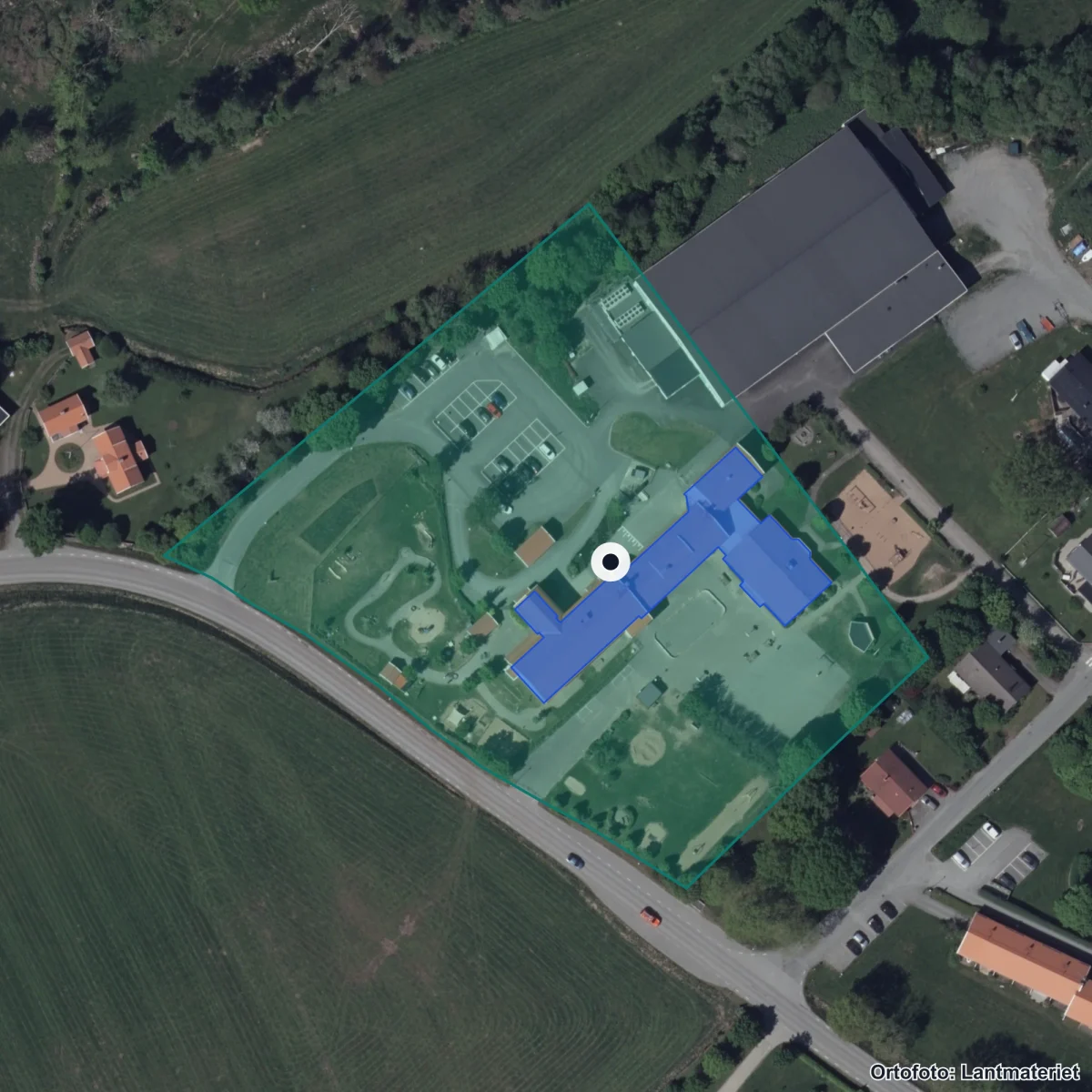 Flygbild över Fotskälskolan, ortofoto från Lantmäteriet