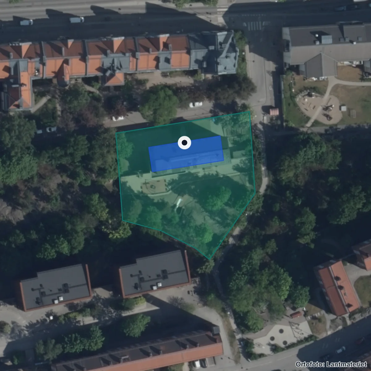 Flygbild över Pilgrimsskolan, ortofoto från Lantmäteriet