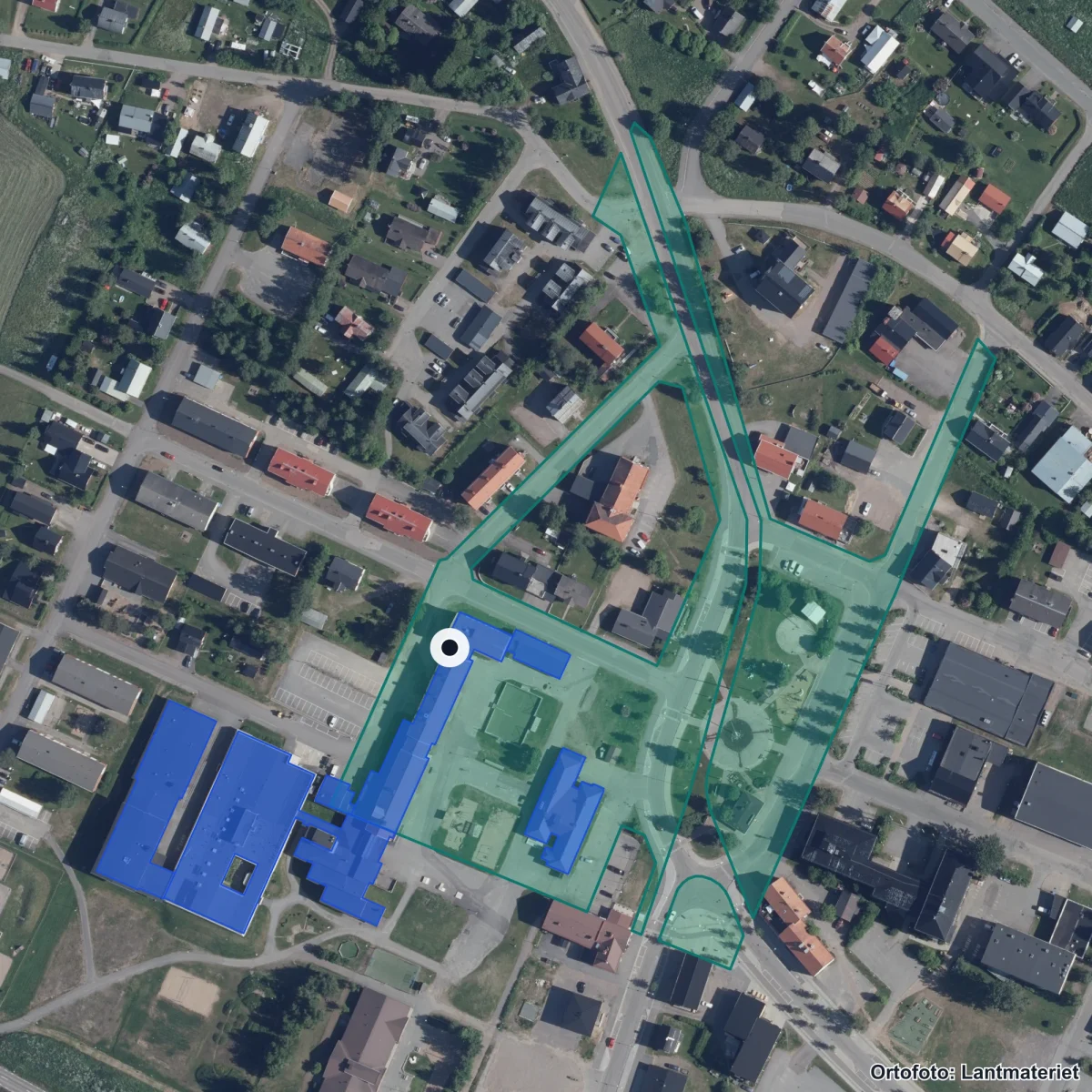 Flygbild över Lapplands Gymnasium Pajala, ortofoto från Lantmäteriet
