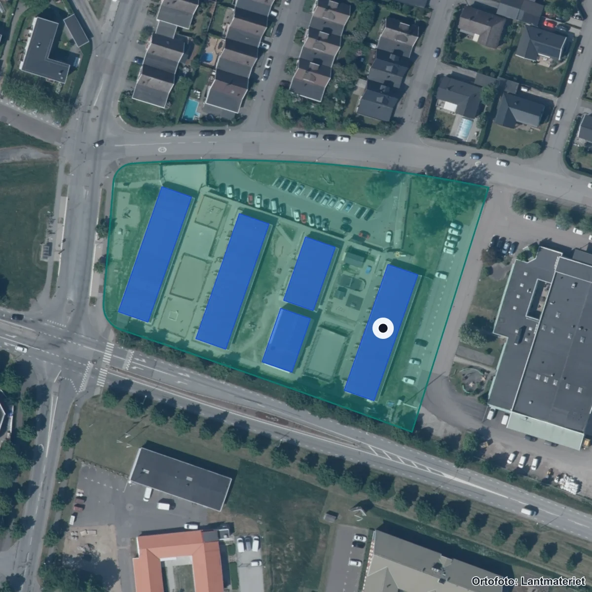 Flygbild över Al-Salamahskolan, ortofoto från Lantmäteriet
