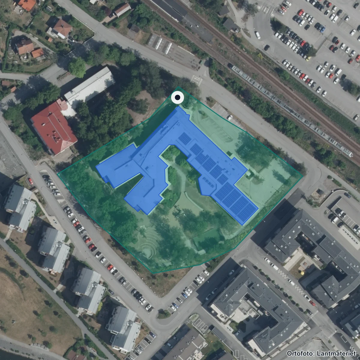 Flygbild över Igelsta grundskola, ortofoto från Lantmäteriet
