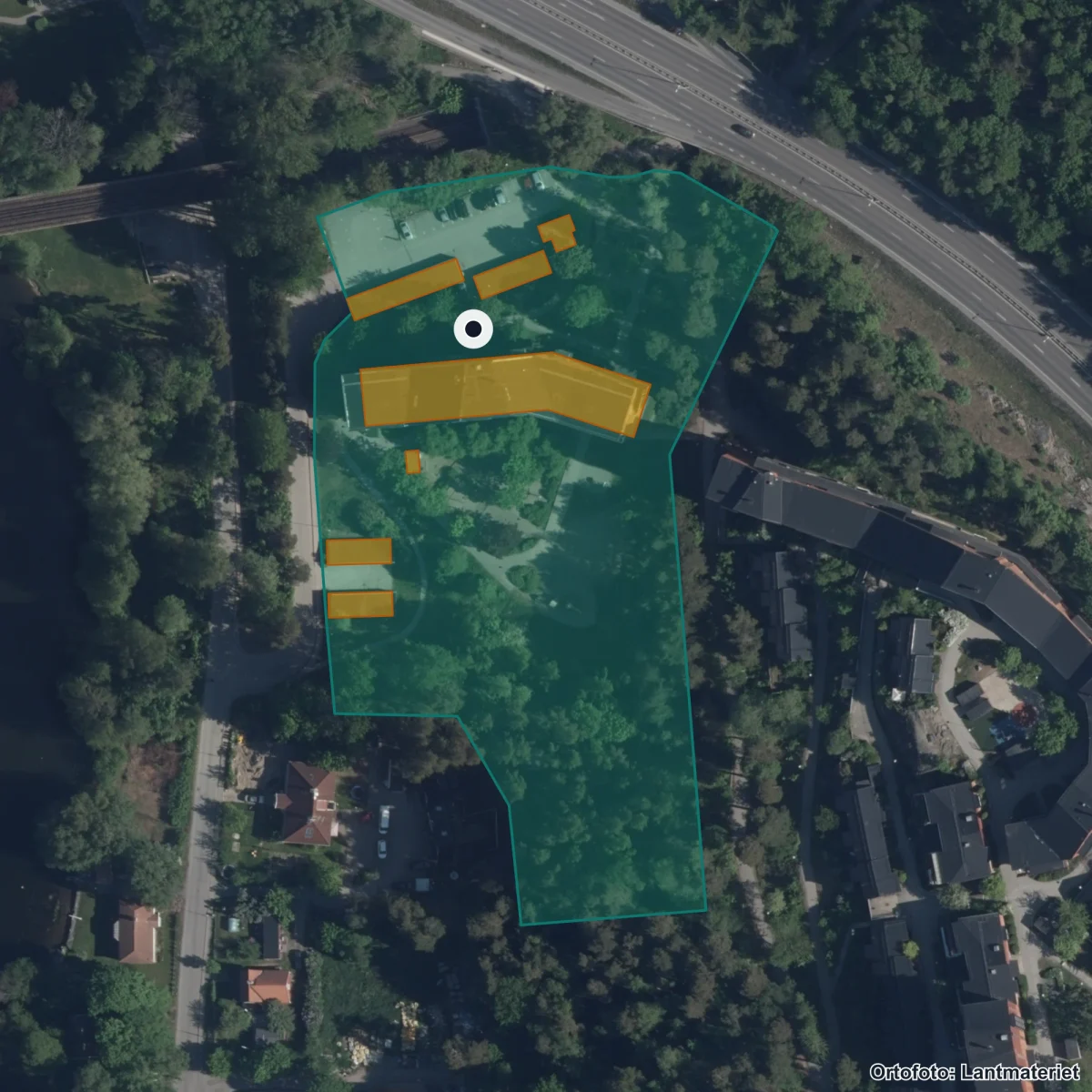 Flygbild över Myrstugubergets Friskola, ortofoto från Lantmäteriet