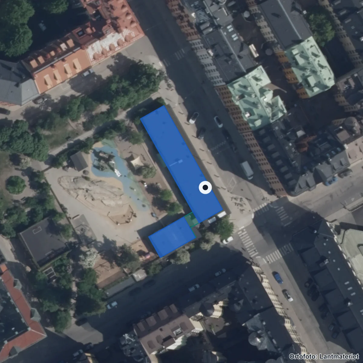 Flygbild över Vasastans Montessoriskola, ortofoto från Lantmäteriet