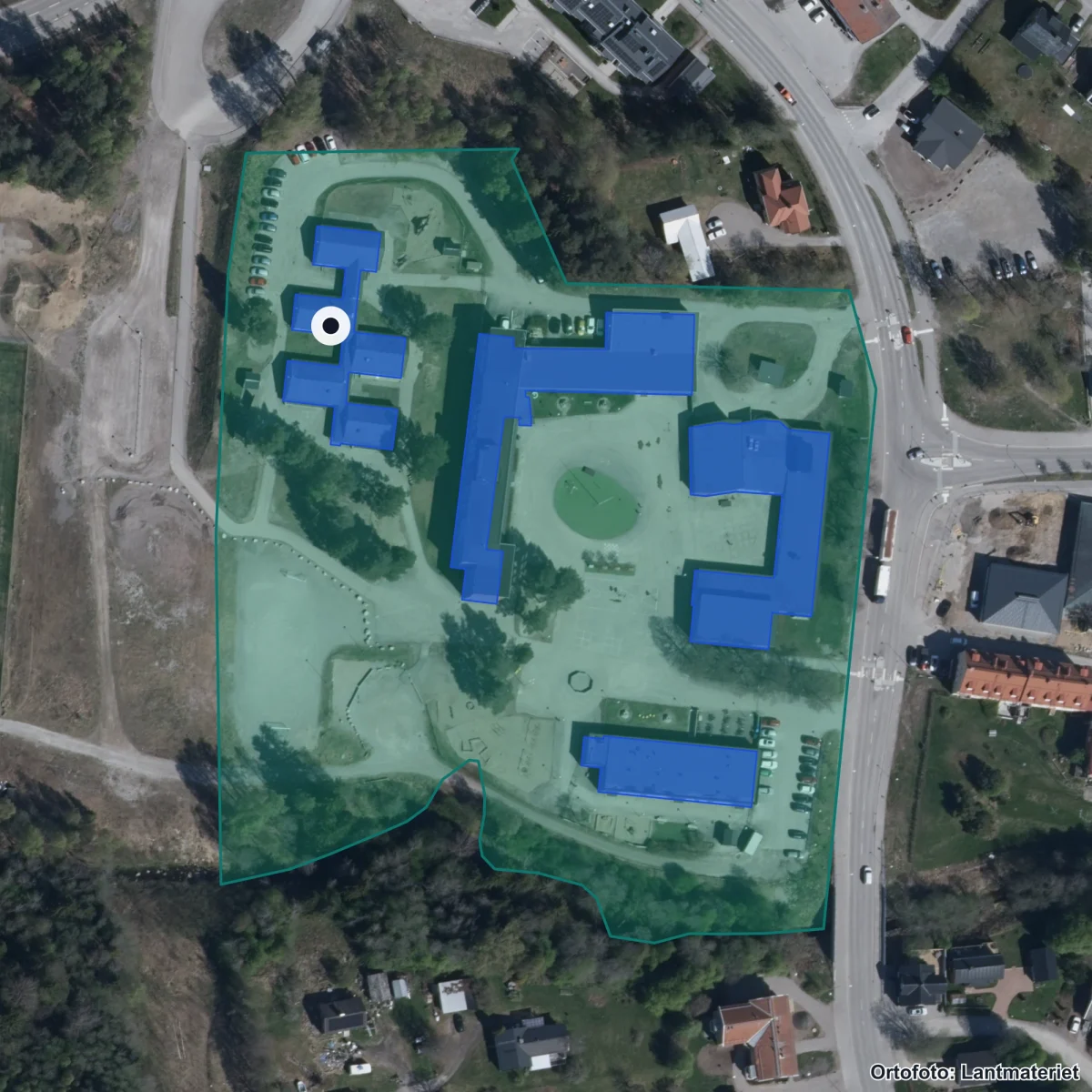 Flygbild över Kyrkmons skola, ortofoto från Lantmäteriet