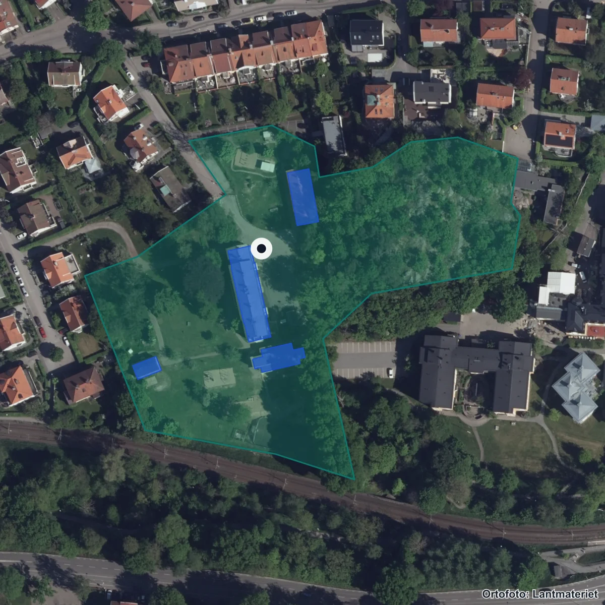Flygbild över Montessoriskolan Casa, ortofoto från Lantmäteriet