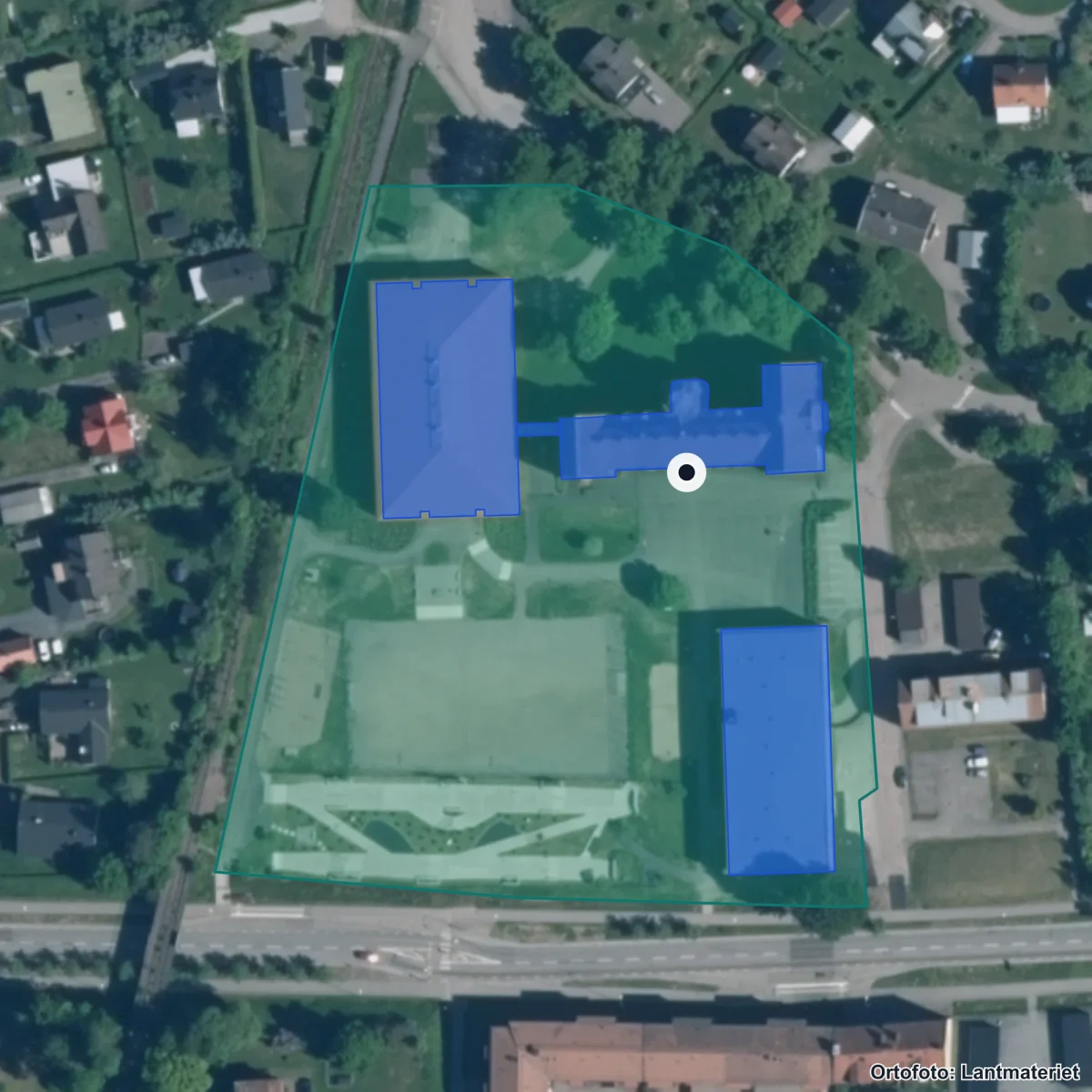 Flygbild över Ferlinskolan, ortofoto från Lantmäteriet