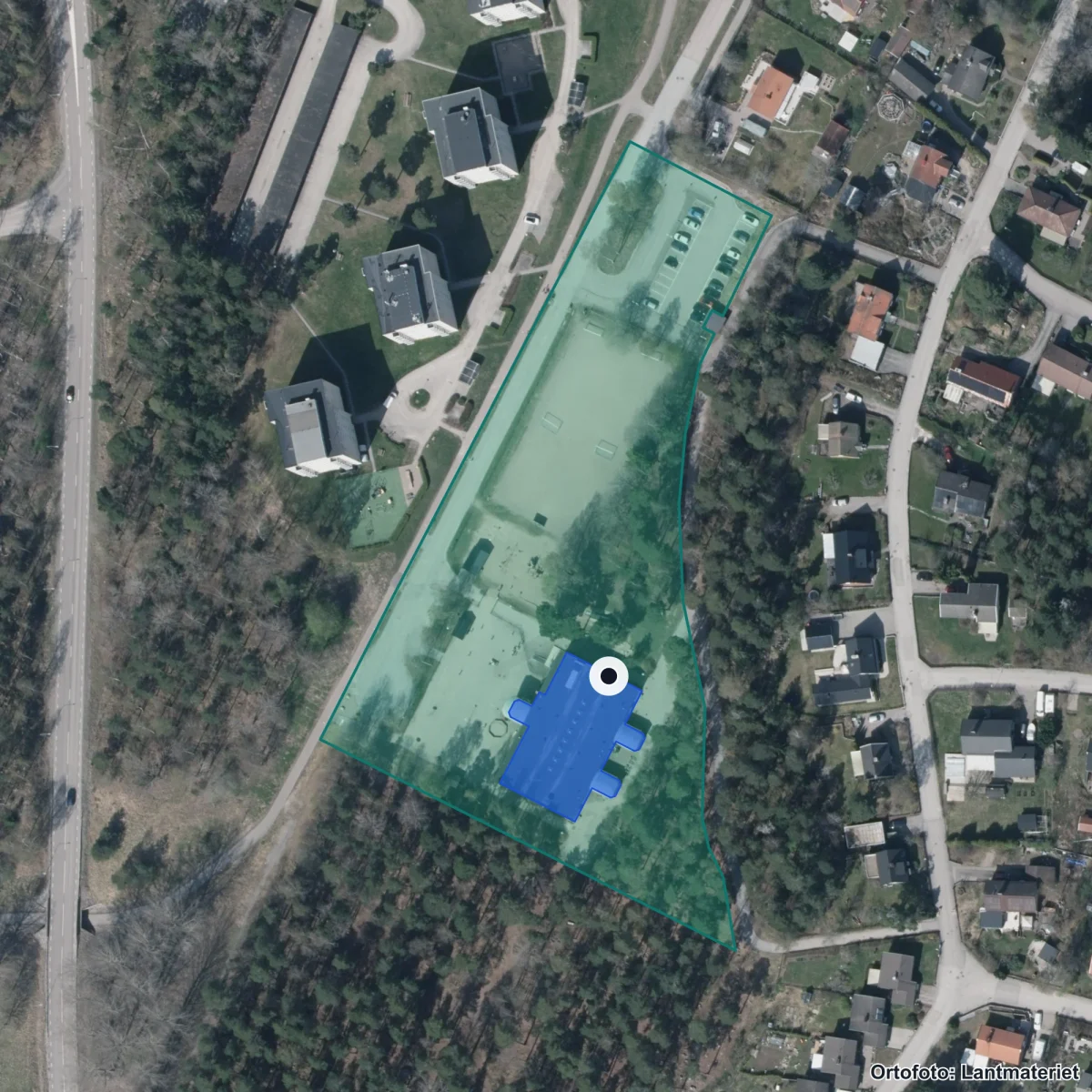 Flygbild över Brattbergsskolan, ortofoto från Lantmäteriet