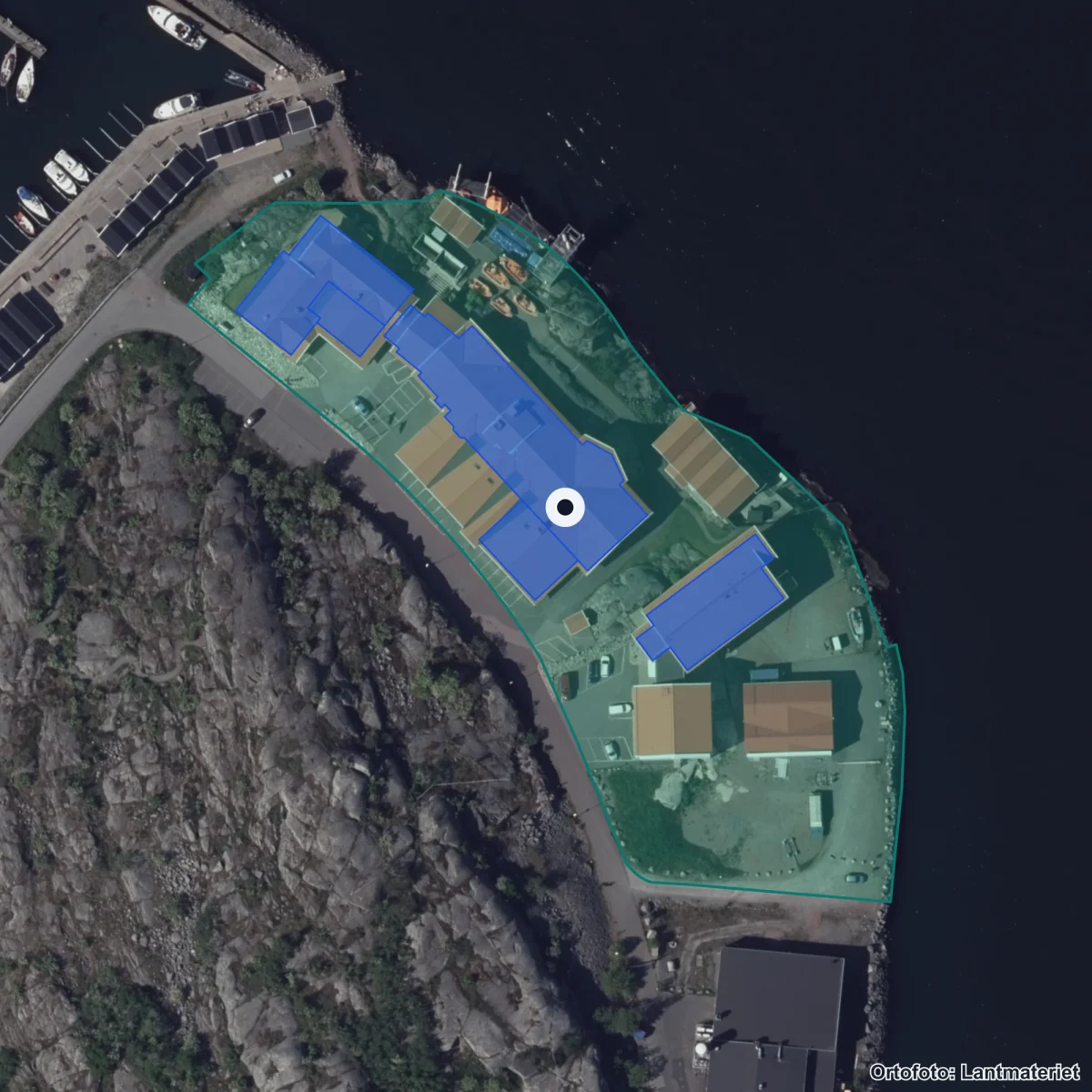 Flygbild över Öckerö seglande gymnasieskola, ortofoto från Lantmäteriet
