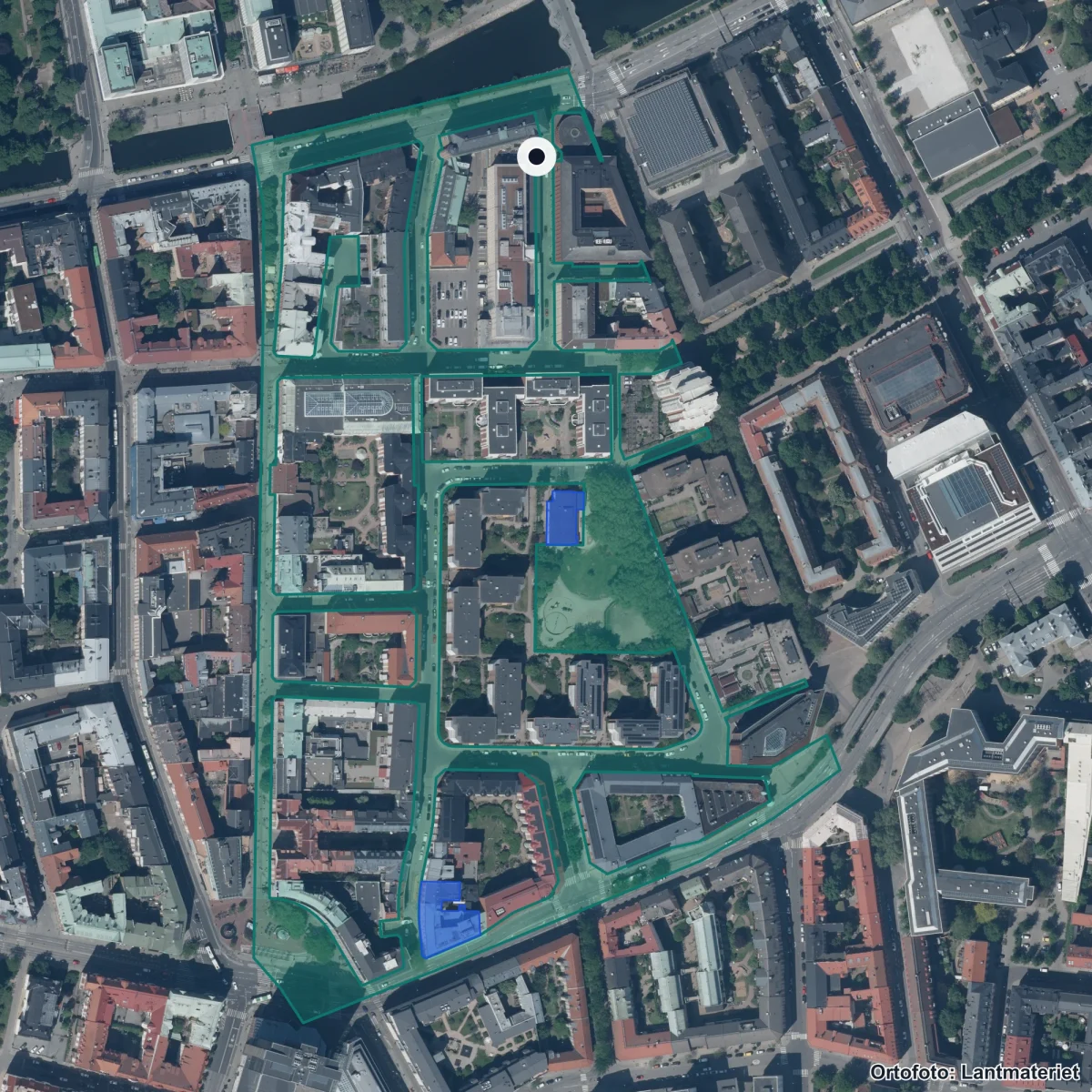 Flygbild över Drottning Blankas Gymnasieskola Malmö City, ortofoto från Lantmäteriet
