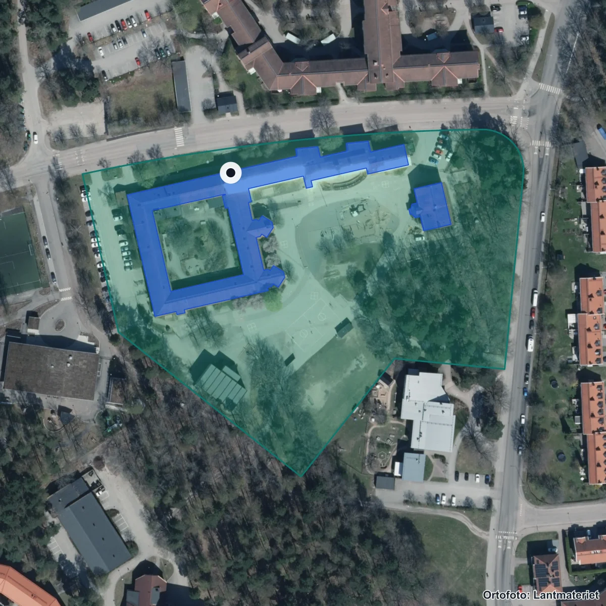 Flygbild över Skallbergsskolan, ortofoto från Lantmäteriet