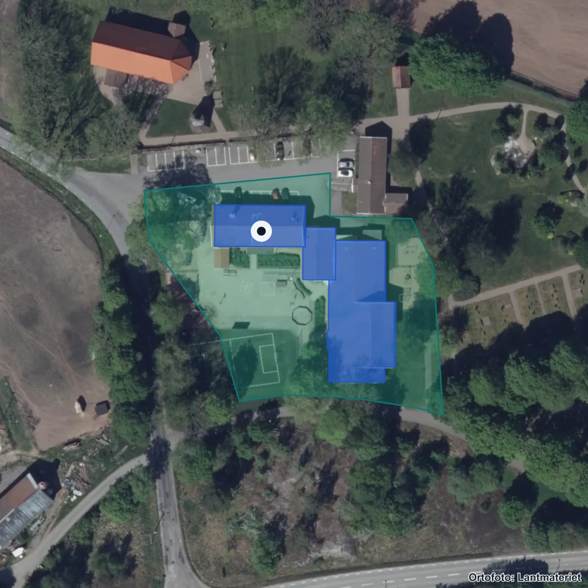 Flygbild över Magra skola, ortofoto från Lantmäteriet