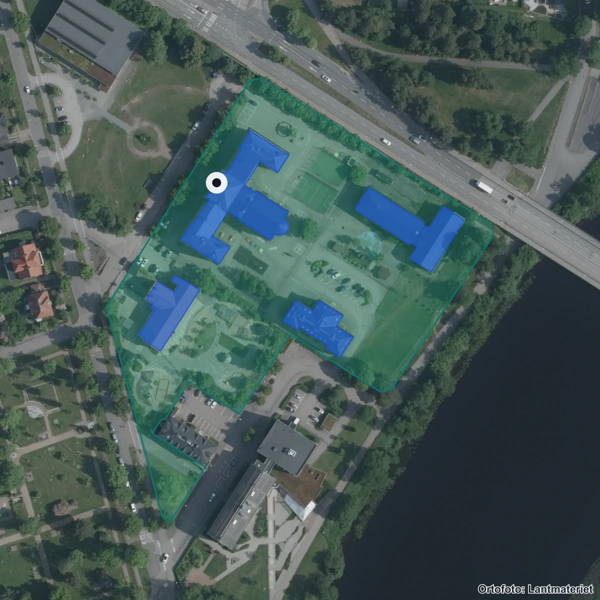 Flygbild över Internationella Engelska Skolan Halmstad, ortofoto från Lantmäteriet
