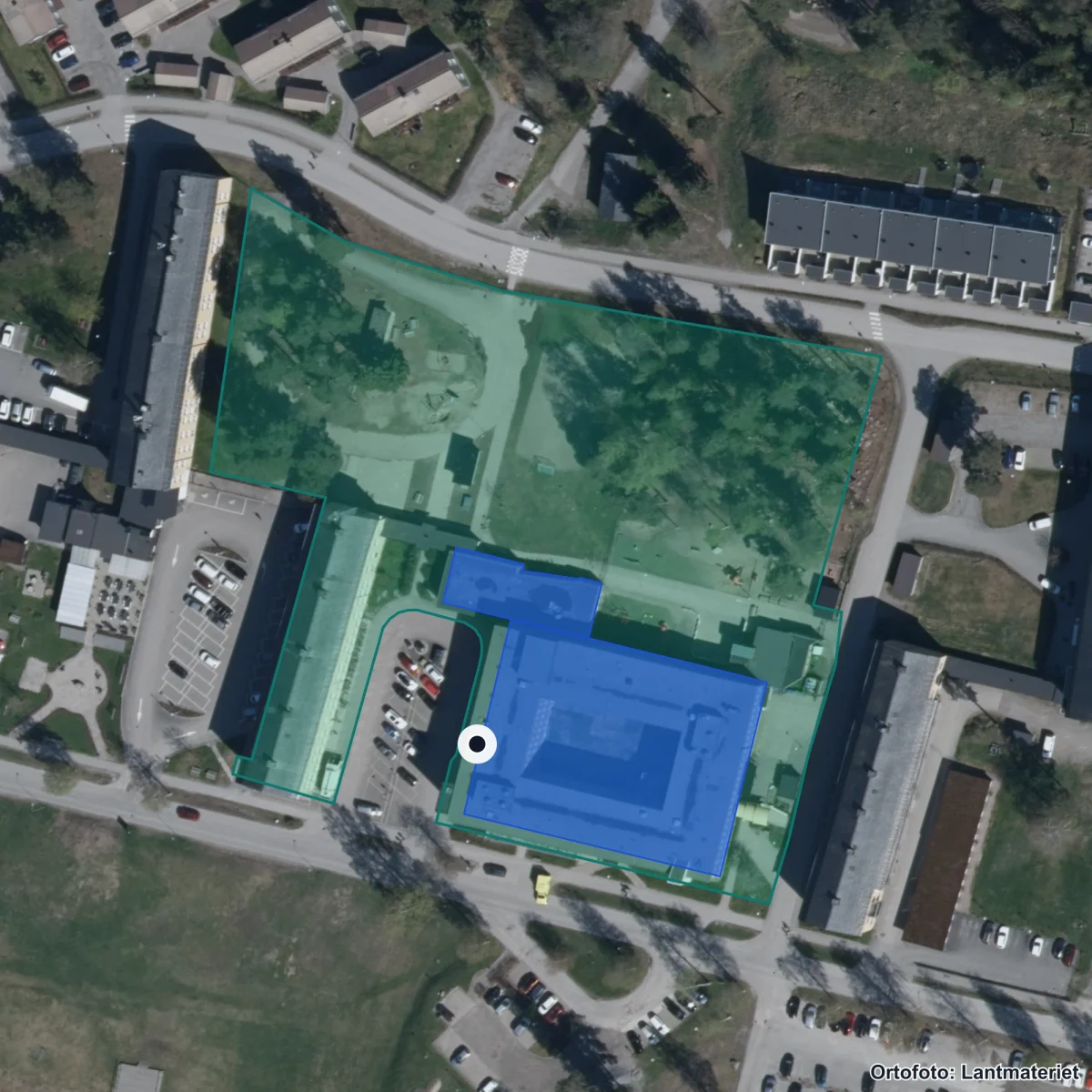 Flygbild över Sundsvalls Montessoriskola, ortofoto från Lantmäteriet