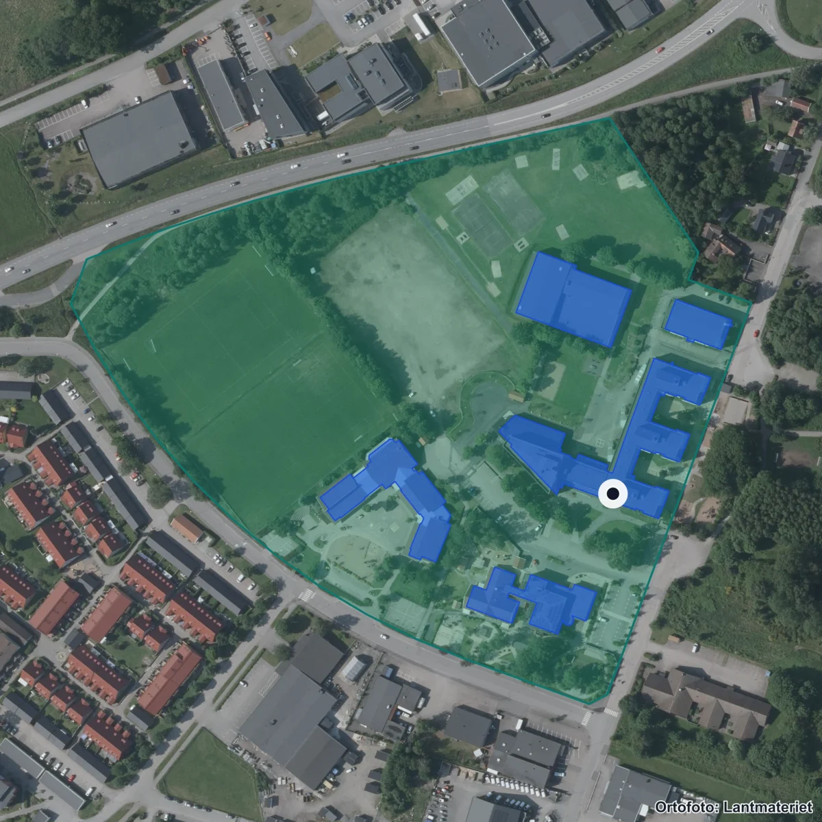 Flygbild över Falkenbergs Montessoriskola, ortofoto från Lantmäteriet
