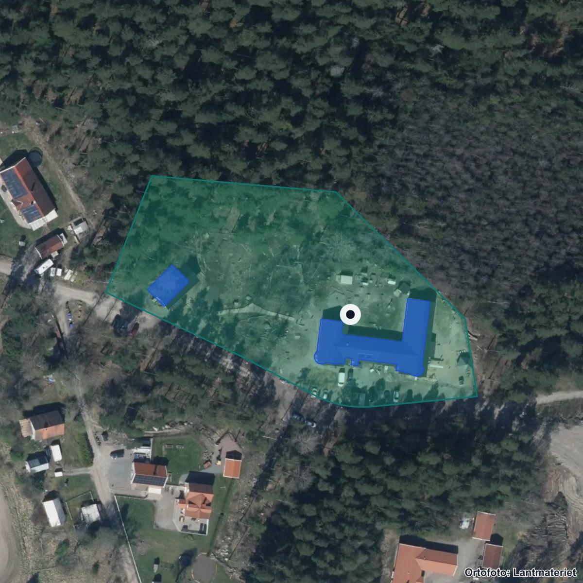 Flygbild över Mistelskolan, ortofoto från Lantmäteriet