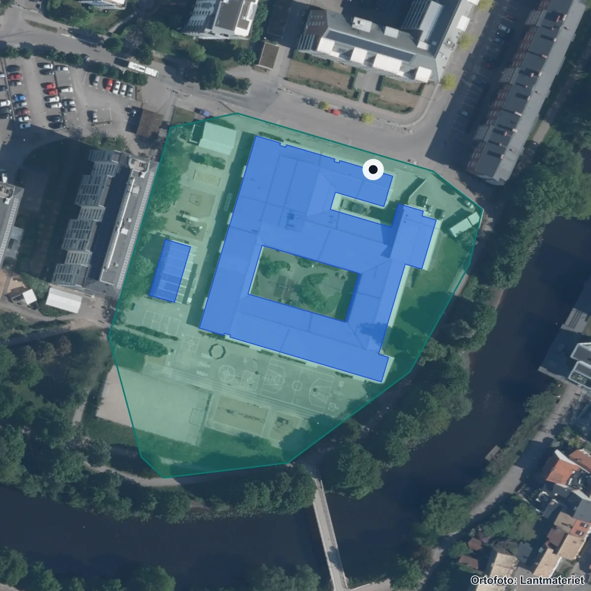 Flygbild över Ängelholms Montessoriskola, ortofoto från Lantmäteriet