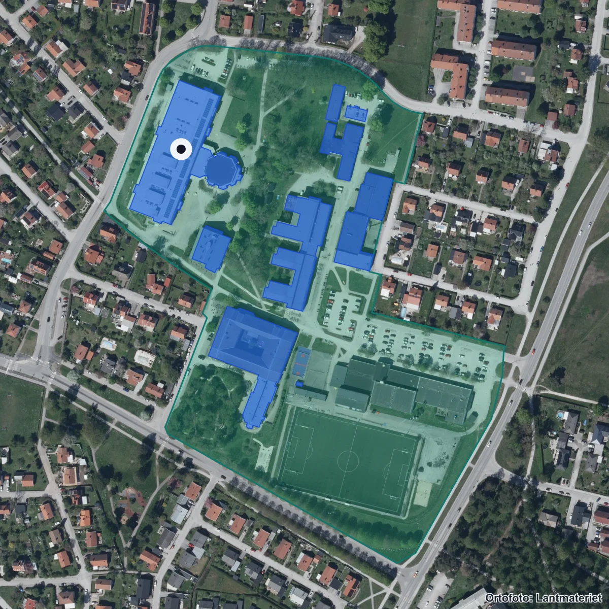 Flygbild över Wisby anpassad gymnasieskola, ortofoto från Lantmäteriet