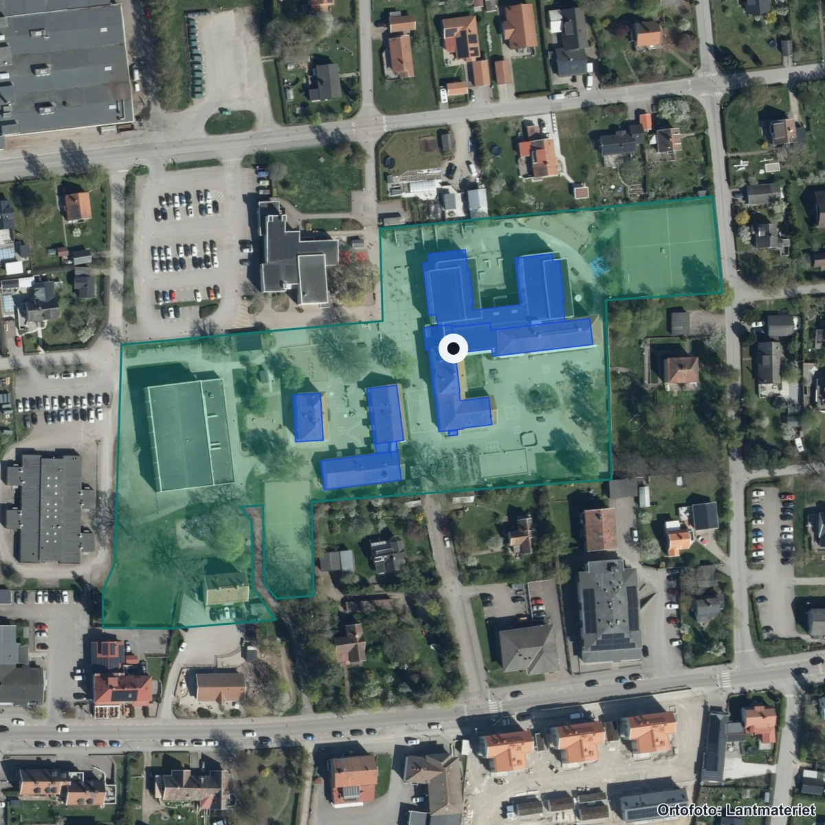 Flygbild över Färjestadens skola, ortofoto från Lantmäteriet