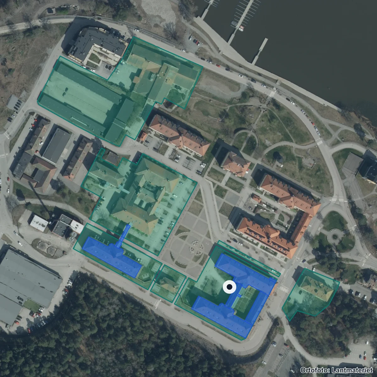 Flygbild över Thomasgymnasiet, ortofoto från Lantmäteriet