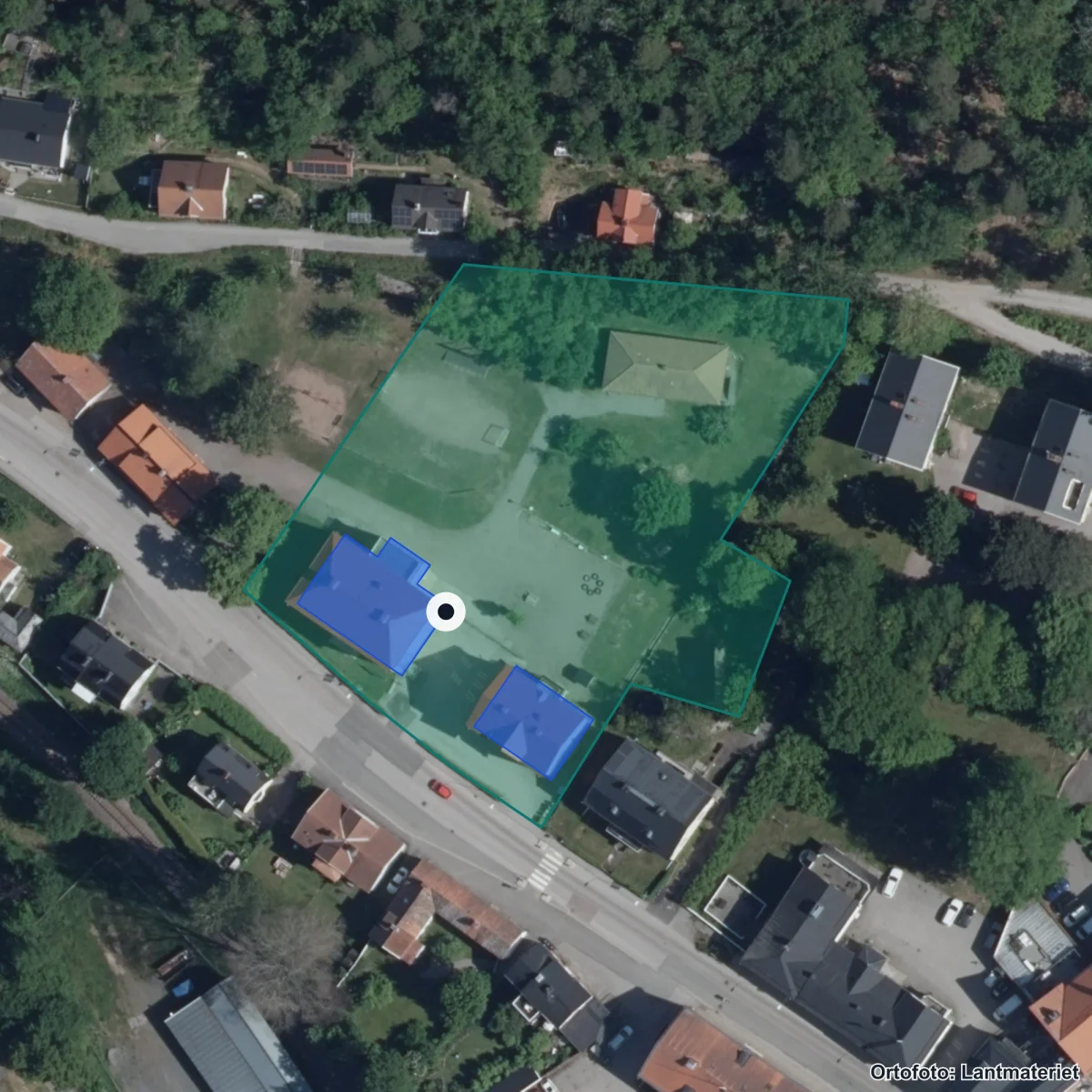 Flygbild över Gamlebyvikens friskola, ortofoto från Lantmäteriet