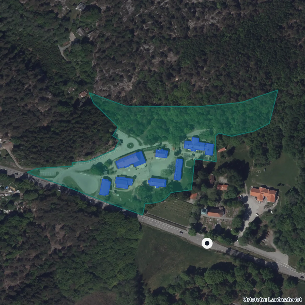 Flygbild över Hålta skola, ortofoto från Lantmäteriet