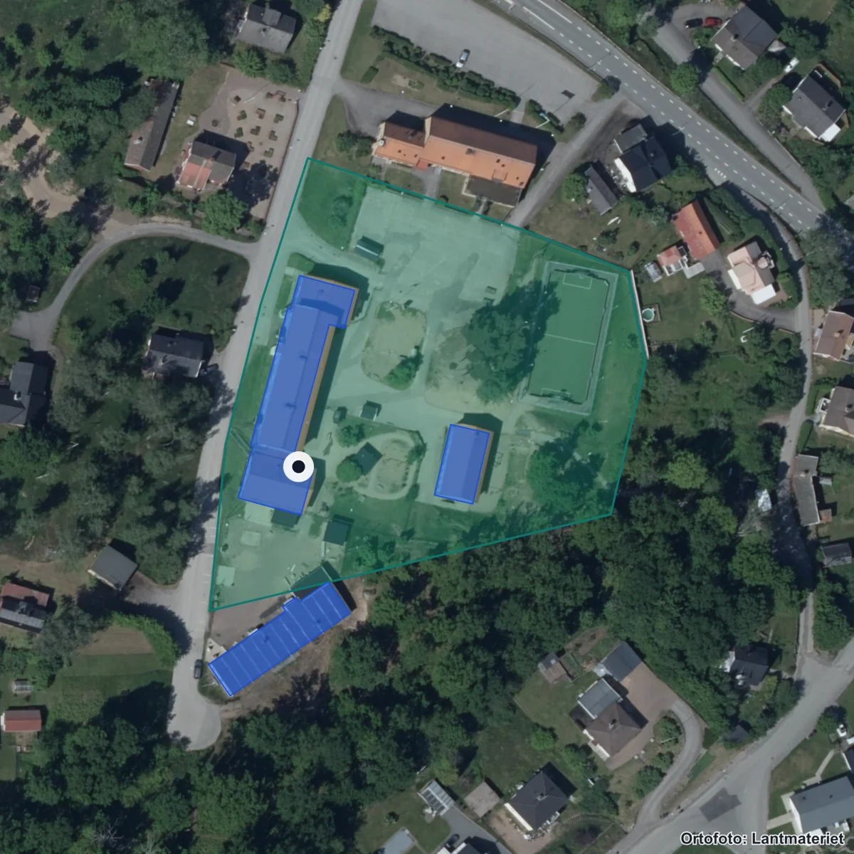 Flygbild över Vena skola, ortofoto från Lantmäteriet