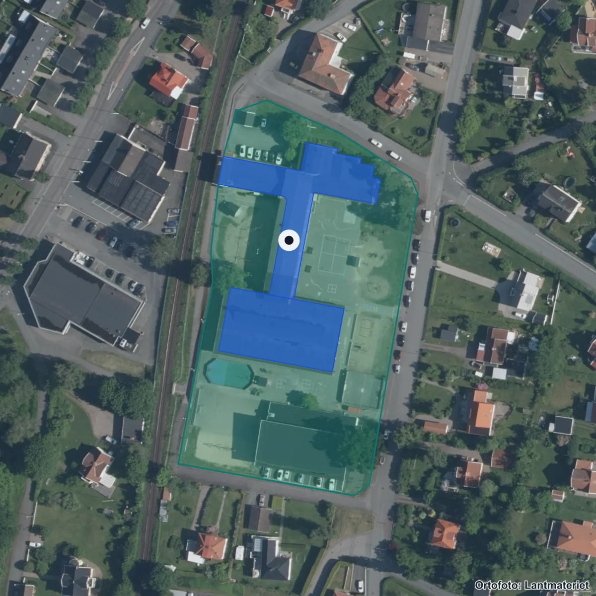 Flygbild över Hovslättsskolan, ortofoto från Lantmäteriet
