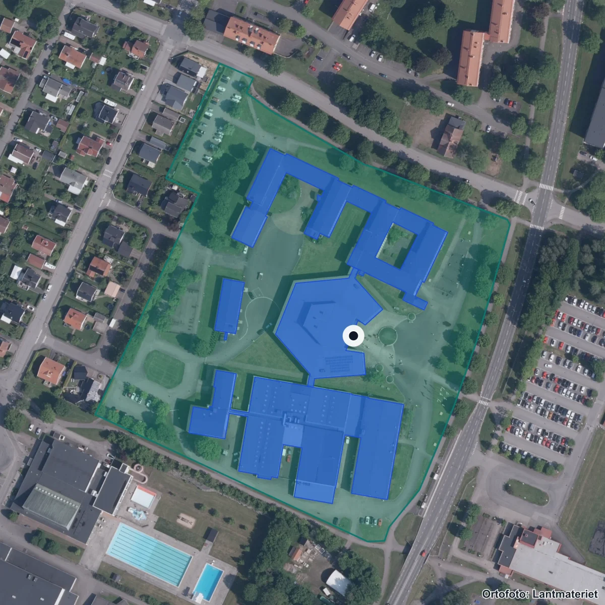 Flygbild över Ålleberg anpassad grundskola 7-9, ortofoto från Lantmäteriet