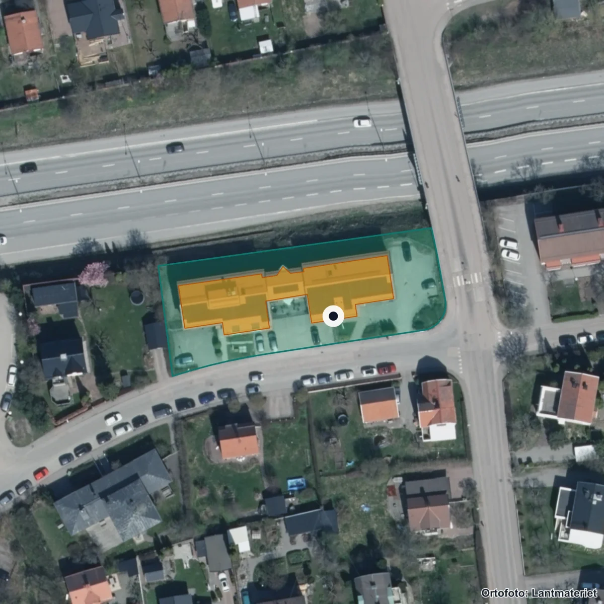 Flygbild över Magelungens Grundskola Västerås, ortofoto från Lantmäteriet