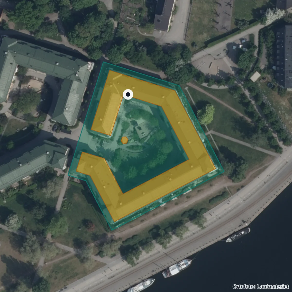 Flygbild över Stockholms Montessoriskola Färgargårdstorget, ortofoto från Lantmäteriet