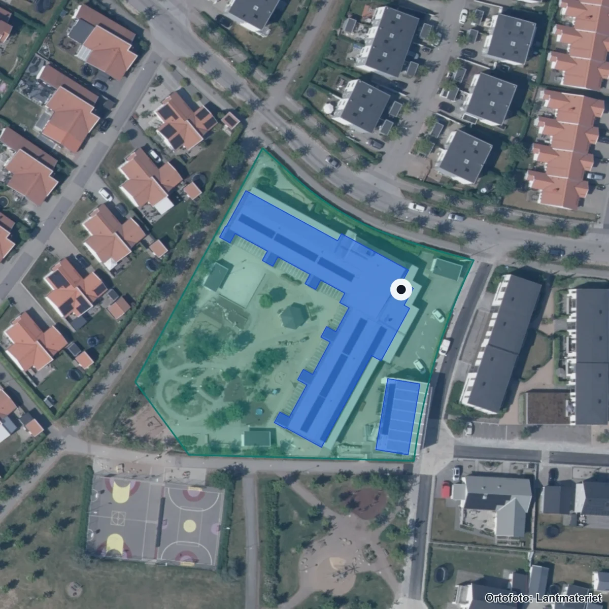 Flygbild över Påskagängets skola, ortofoto från Lantmäteriet