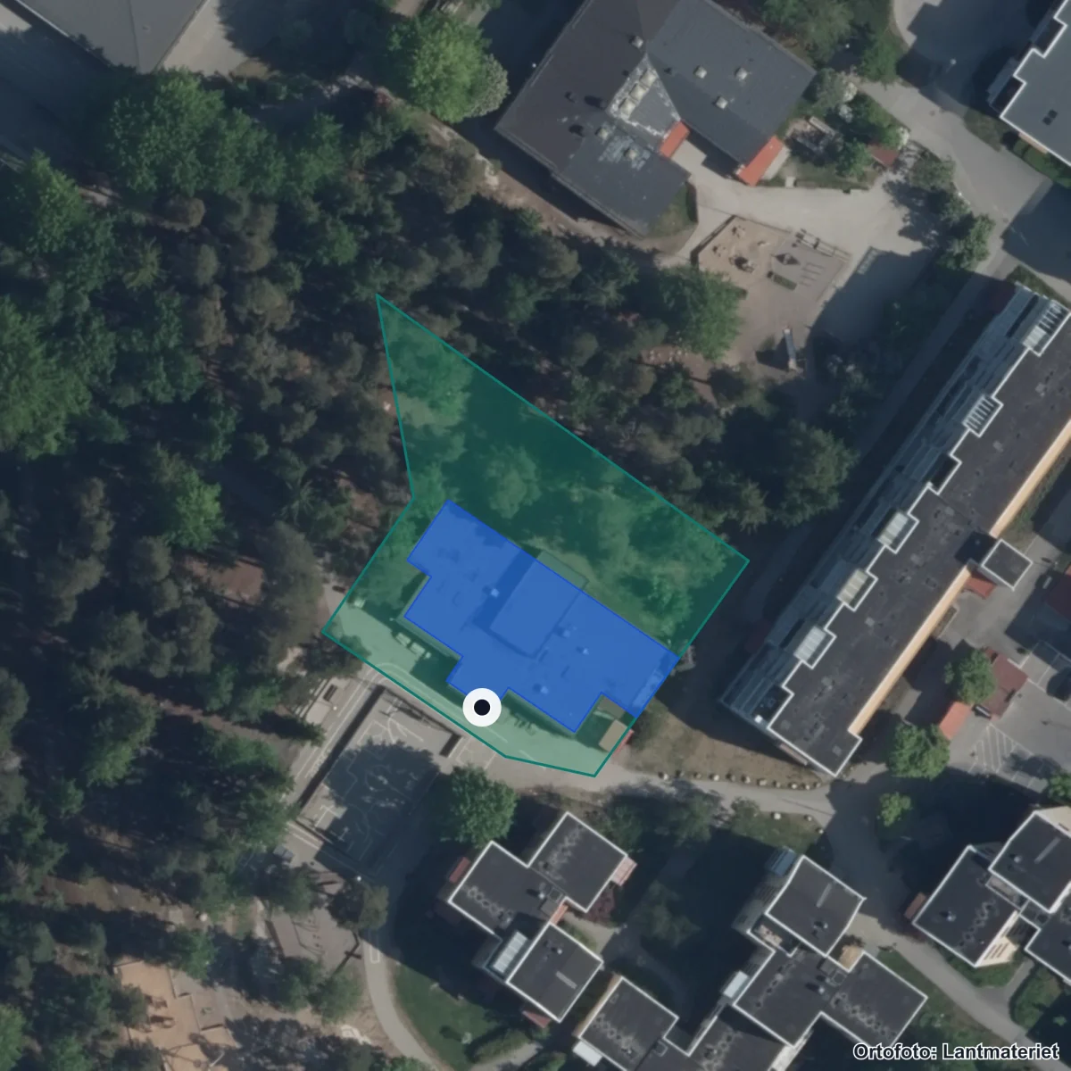 Flygbild över Montessori Mondial Kista, ortofoto från Lantmäteriet