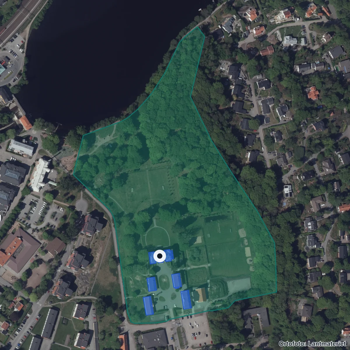 Flygbild över Montessoriskolan Floda Säteri, ortofoto från Lantmäteriet