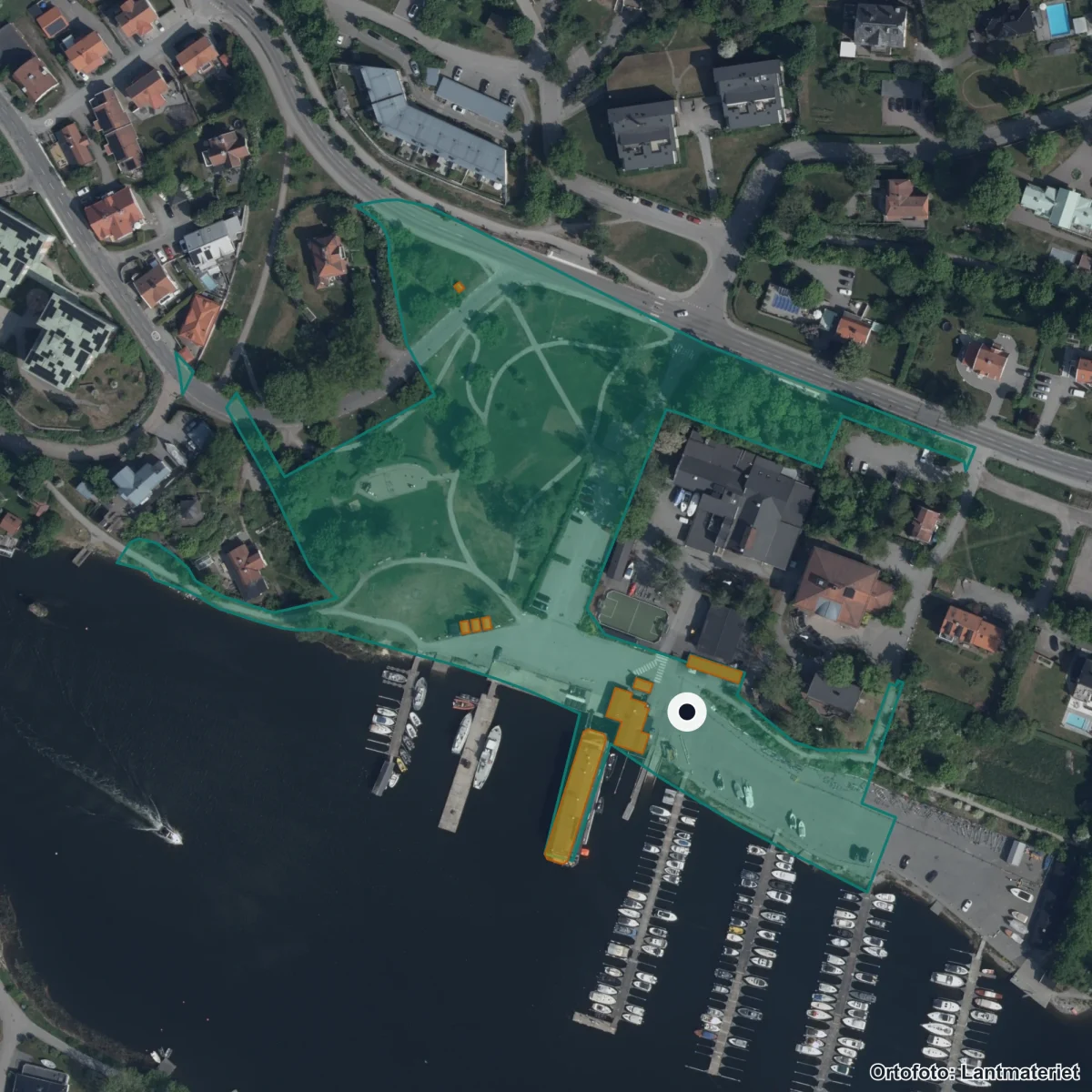 Flygbild över Marina läroverket i Danderyd, ortofoto från Lantmäteriet