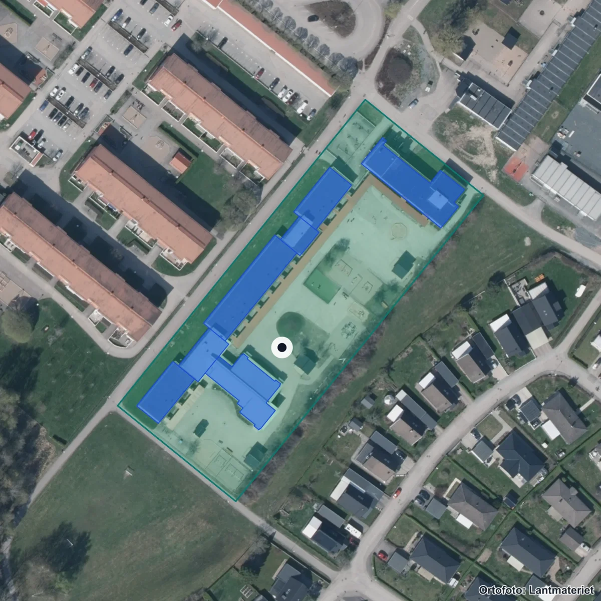Flygbild över Anpassad grundskola Skogsbrynskolan, ortofoto från Lantmäteriet