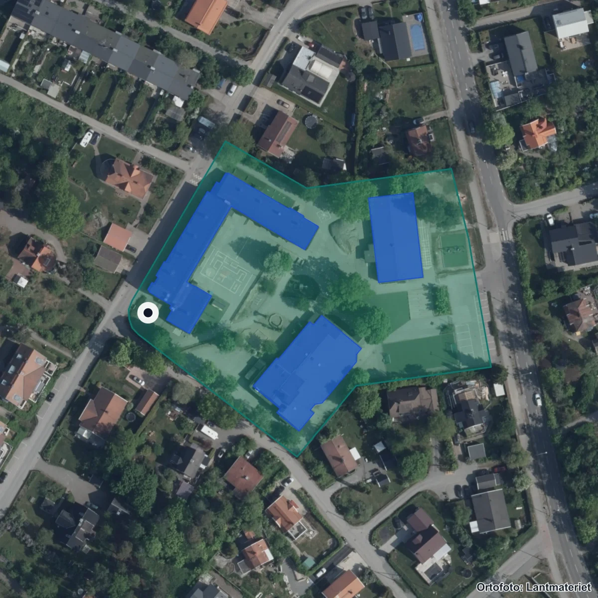 Flygbild över Hörningsnässkolan, ortofoto från Lantmäteriet