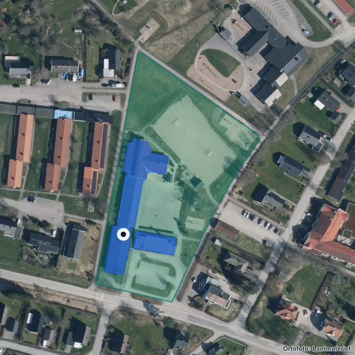 Flygbild över Högsäter skola, ortofoto från Lantmäteriet