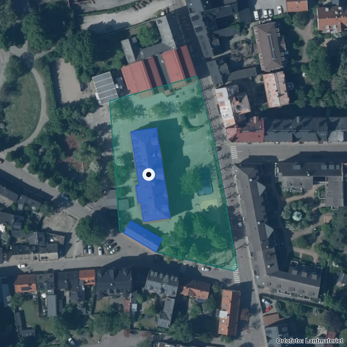 Flygbild över Vårfruskolan, ortofoto från Lantmäteriet